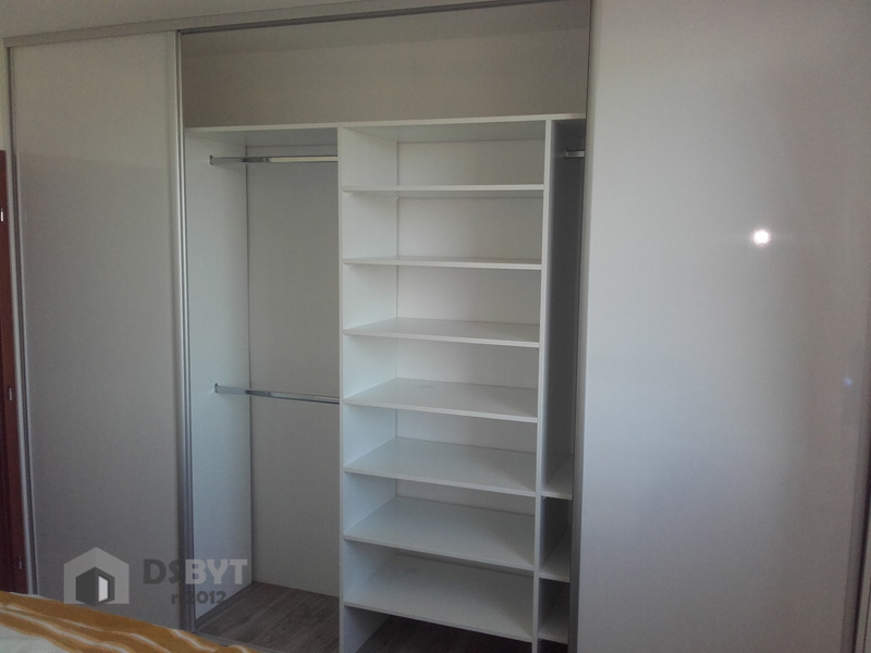 DS BYT Centrum, predajňa dverí a podláh, výroba a montáž vstavaných skríň