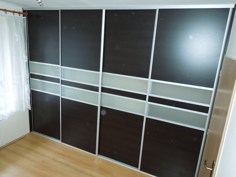 DS BYT Centrum, predajňa dverí a podláh, výroba a montáž vstavaných skríň