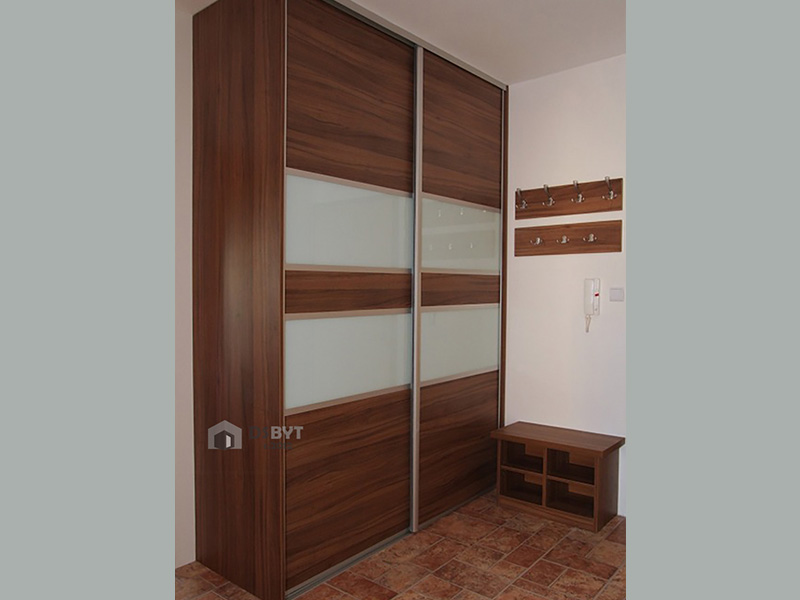 DS BYT Centrum, predajňa dverí a podláh, výroba a montáž vstavaných skríň