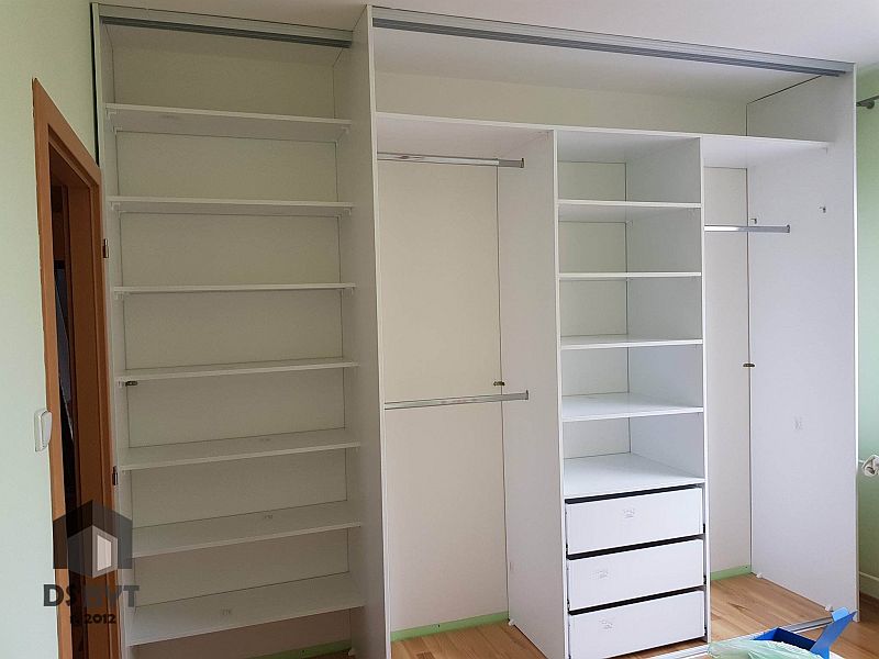 DS BYT Centrum, predajňa dverí a podláh, výroba a montáž vstavaných skríň